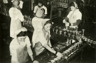 La grande industria del salmone - Ragazze indiane che lavorano nel reparto inscatolamento