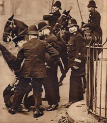 I marciatori della fame, 1932, 1938