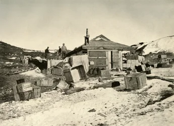 La capanna in estate, sacchi di carbone a sinistra, c1908