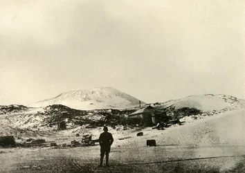 La capanna, con il Monte Erebus sullo sfondo, in autunno, 1908, 1909