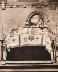 La corona imperiale, il globo e lo scettro sulla bara di Re Giorgio nella Westminster Hall, 1936