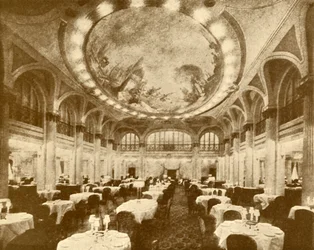 Il sontuoso salone da pranzo principale del Leviathan, c. 1930