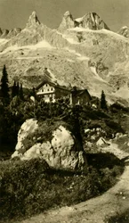 La capanna di Lindauer ai piedi dei Drei Türme, Austria, c1935