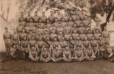 Il plotone di mitragliatrici del primo battaglione, The Queens Own Royal West Kent Regiment. Poona, Ind