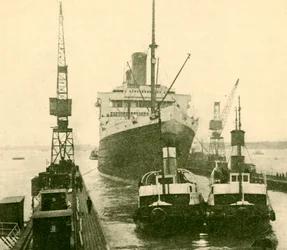 Il Majestic entra nel bacino di carenaggio trainato da rimorchiatori, c1930
