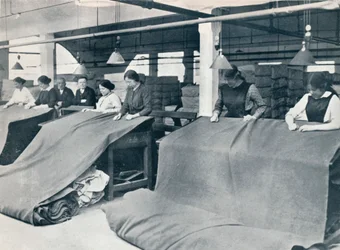 La fabbricazione del khaki: esaminando il tessuto finito, c. 1914