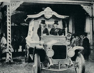 Il carro funebre a motore in abito orientale, c1935