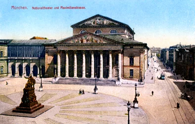 Il Teatro Nazionale e Maximilian Strasse, Monaco, Germania