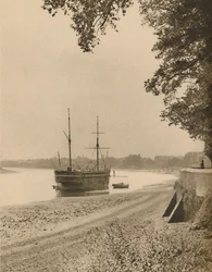 La vecchia cicogna ai suoi ormeggi al largo di Chiswick Mall, c1935