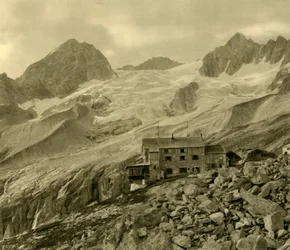 La capanna di Plauen e il ghiacciaio, Zillergrund, Tirolo, Austria, c1935