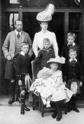 Il principe e la principessa del Galles e i loro figli, Abergeldie, Scozia, 1906
