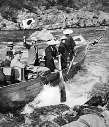 Il Principe di Galles che attraversa le rapide a Kyoto, Giappone, 1922