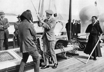 Il Principe di Galles che testa un elmo da scherma giapponese, Giappone, 1922