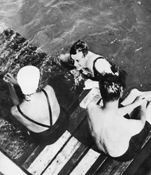 Il Principe di Galles con amici su una zattera, la Riviera, anni 1930