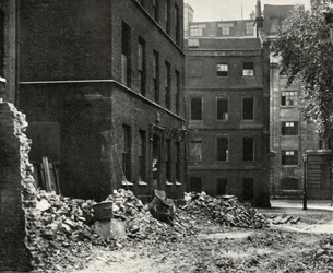 Il sito del cancello da Fetter Lane e le case abbandonate in attesa di demolizione, 1934