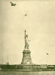 La Statua della Libertà, con torcia sollevata, Porto di New York