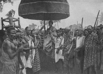Il re sottomesso di Akim portato sulla sua sedia di stato, 1902