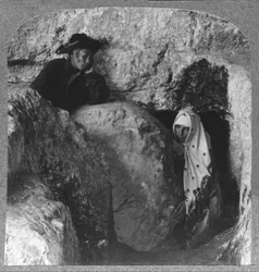 La tomba di Cristo, con la pietra rotolata via, c1900