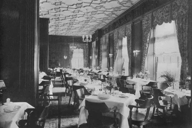 La Sala da Pranzo Tudor, Melbourne Hotel, St Louis, Missouri, 1924