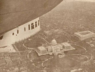 Il dirigibile americano Los Angeles in volo su Washington, 1927