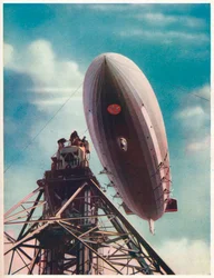 Il dirigibile statunitense Macon viene ormeggiato al pilone mobile a Lakehurst, nel New Jersey, ca. 1935-1937