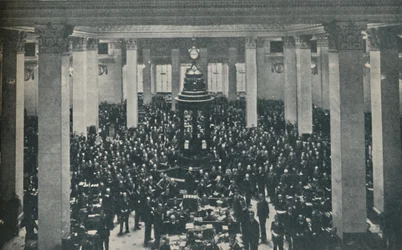 La Sala di Sottoscrizione a Lloyds, con il Rostrum al centro, 1936