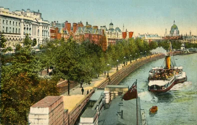 Il Victoria Embankment e il piroscafo sul Tamigi, Londra, c1910