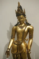 Museo Victoria and Albert. Il Bodhisattva Avalokiteshvara (Padmapani, portatore del loto). 1300-1400. Dinastia Malla. Nepal. Rame dorato con pietre preziose e semi-preziose. Regno Unito