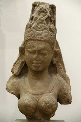 Museo Victoria and Albert. Yogini. 800-900. Periodo Pratihara. Arenaria. India centrale (Madhya Pradesh). Regno Unito