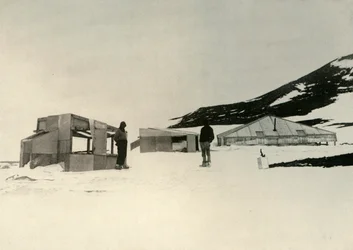 I quartieri invernali della spedizione Discovery a Hut Point, c1908, 1909