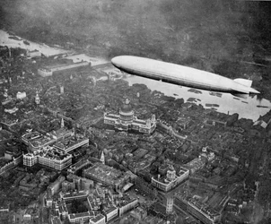 Il dirigibile Graf Zeppelin su Londra, agosto 1931