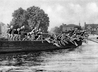 La gara annuale di nuoto femminile da Kew a Putney, Londra, 1926-1927