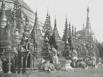 La base della Grande Pagoda, Rangoon, Birmania, 1895