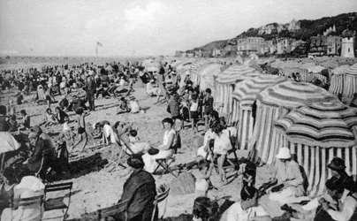 La spiaggia, Trouville, Francia, circa 1920