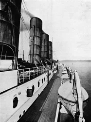 Il ponte della nave del Lusitania, con scialuppe di salvataggio