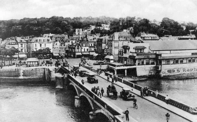 Il ponte sul fiume Touques, Trouville, Francia, c1920