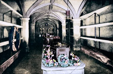 La cripta sotto il presbiterio della cappella di San Giorgio, castello di Windsor, 1910-1911