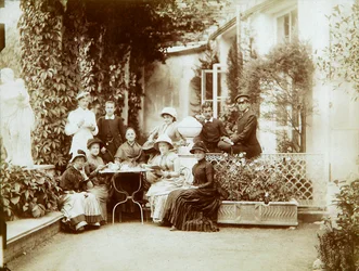 La famiglia del duca Fyodor Uvarov nella loro tenuta di campagna, Porechye, Russia, anni 1880