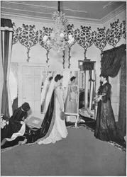 Gli ultimi ritocchi di una sarta, Londra, c1901
