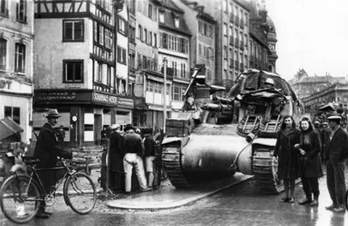 I primi carri armati alleati arrivano a Strasburgo, Alsazia, novembre 1944