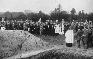 Il funerale di alcune vittime del Lusitania a Queenstown, 1915