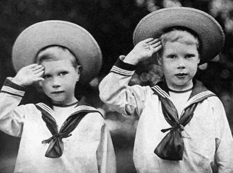 Il futuro Re Edoardo VIII a destra e il Duca di York, c1900