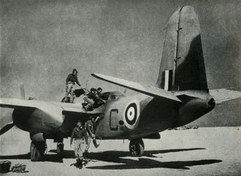 Il sole cocente scende su un campo di atterraggio nel deserto, c1942-1943, 1945