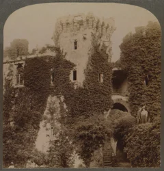 Le torri ricoperte di edera del Castello di Raglan, l