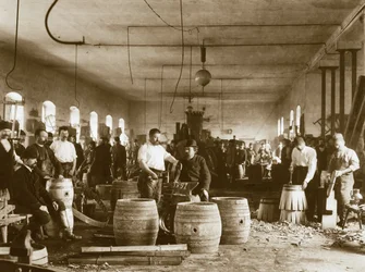La fabbricazione di barili di birra in legno a Pilsen, 1880s