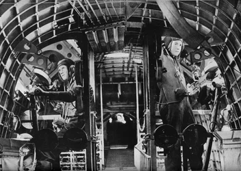 I cannonieri di mezza nave di un idrovolante RAF allerta alle loro postazioni, c1940