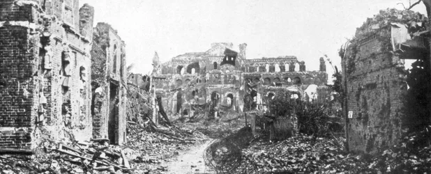 La città e il campanile della chiesa in rovina di Albert, Somme, Francia, 22 agosto 1918