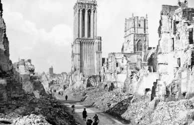 Le rovine e la cattedrale di Caen, Normandia, Francia