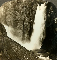 Le acque ribollenti del possente Voringfos, una delle più grandi cascate della Norvegia, c1905
