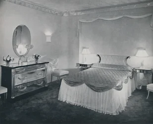 Le qualità vibranti del Plexiglas sono sfruttate a vantaggio in questa camera da letto, 1942